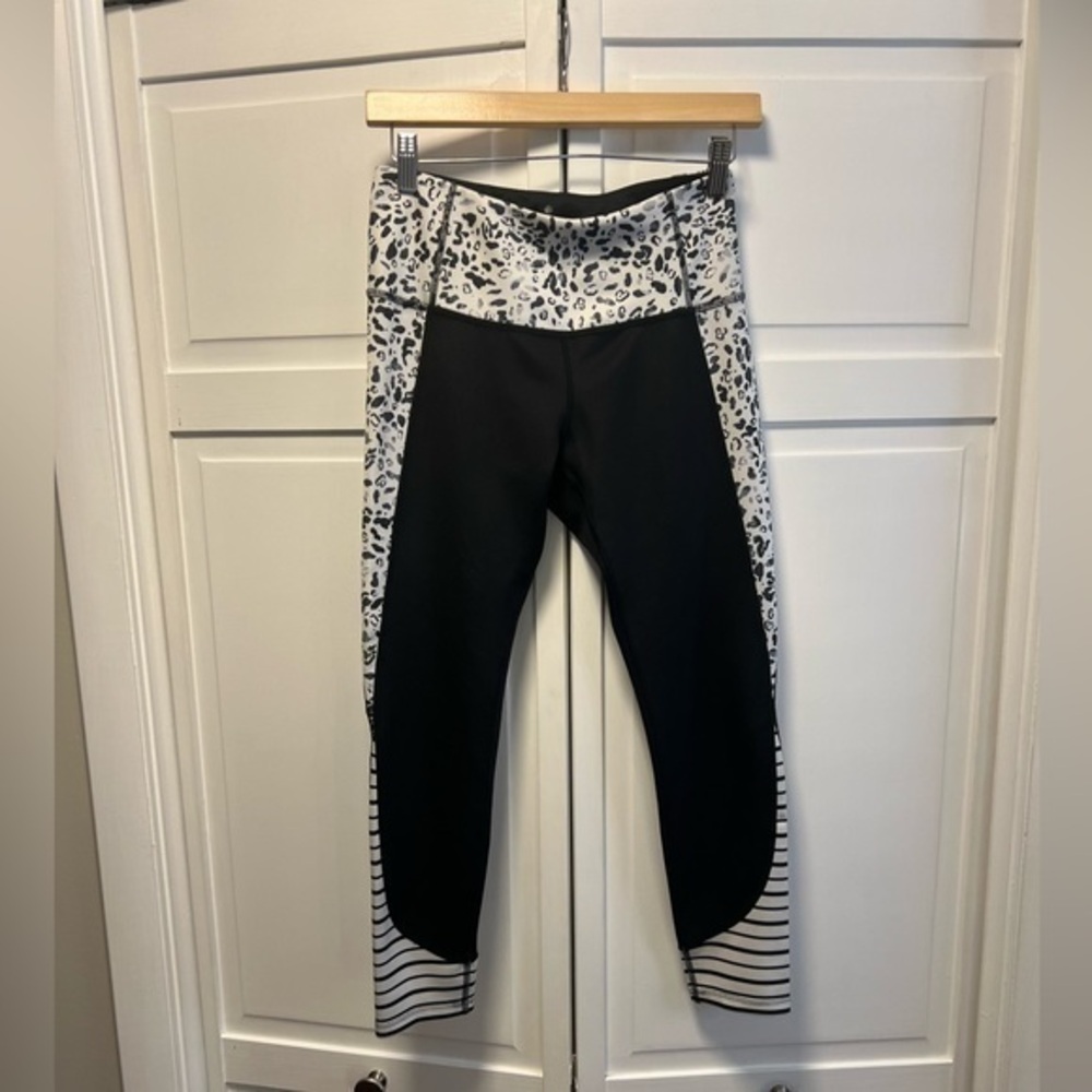 Apana Mid Rise Crop Leggings Size Small Color Black,White Animal Print & Stripes